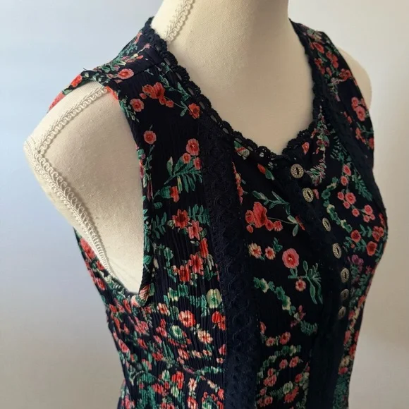 Bila Floral Navy Blue Lace Sleeveless Top Size M - Picture 3 of 11